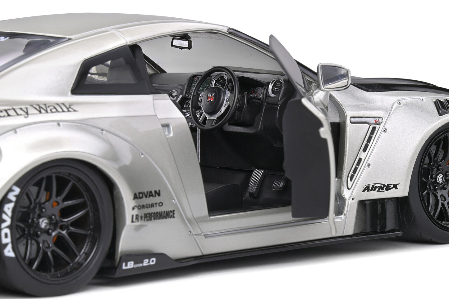 Macheta auto Nissan GT-R (R35) W/ Liberty Walk Body Kit 2.0  (2020) 1:18 Solido